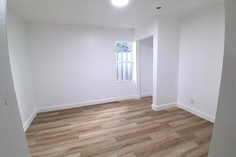 Villa ou maison à louer à West Palm Beach, Floride: 3 chambres, 73.21 m2 № 2243884 - photo 2