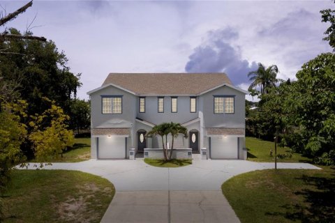 Duplex in Orlando, Florida 7 bedrooms, 353.96 sq.m. № 1804949 - photo 1