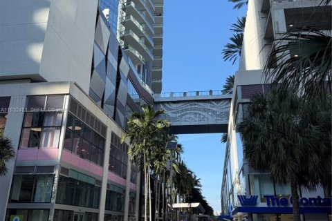 Condo in Miami, Florida, 1 bedroom  № 1990853 - photo 16