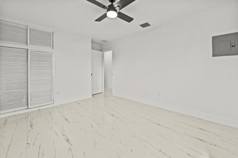 House in Lake Worth, Florida 4 bedrooms, 170.85 sq.m. № 2253911 - photo 23
