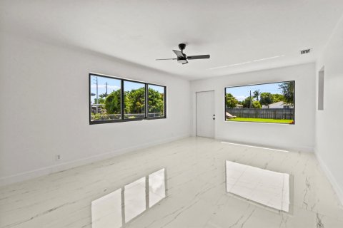 House in Lake Worth, Florida 4 bedrooms, 170.85 sq.m. № 2253911 - photo 14