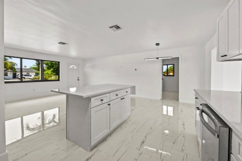 House in Lake Worth, Florida 4 bedrooms, 170.85 sq.m. № 2253911 - photo 9