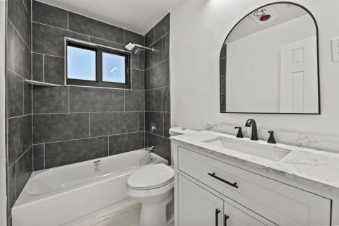 House in Lake Worth, Florida 4 bedrooms, 170.85 sq.m. № 2253911 - photo 19