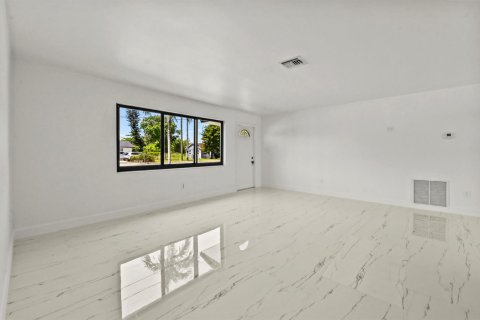 House in Lake Worth, Florida 4 bedrooms, 170.85 sq.m. № 2253911 - photo 5