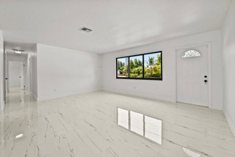 House in Lake Worth, Florida 4 bedrooms, 170.85 sq.m. № 2253911 - photo 4