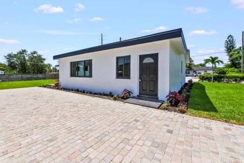 House in Lake Worth, Florida 4 bedrooms, 170.85 sq.m. № 2253911 - photo 27
