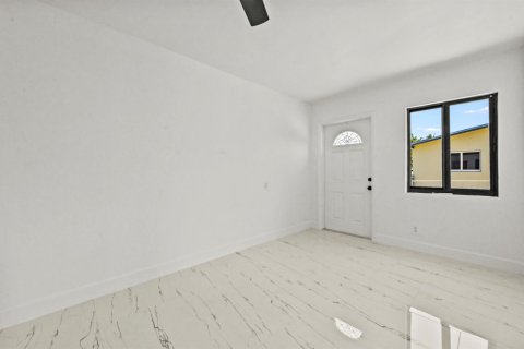 House in Lake Worth, Florida 4 bedrooms, 170.85 sq.m. № 2253911 - photo 17