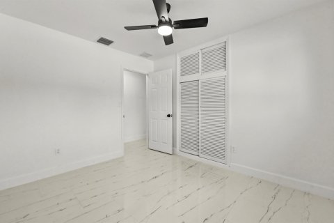 House in Lake Worth, Florida 4 bedrooms, 170.85 sq.m. № 2253911 - photo 21