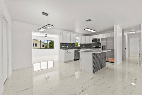 House in Lake Worth, Florida 4 bedrooms, 170.85 sq.m. № 2253911 - photo 6