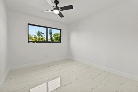 House in Lake Worth, Florida 4 bedrooms, 170.85 sq.m. № 2253911 - photo 20