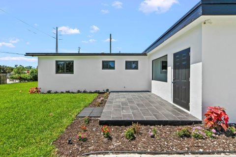 House in Lake Worth, Florida 4 bedrooms, 170.85 sq.m. № 2253911 - photo 28
