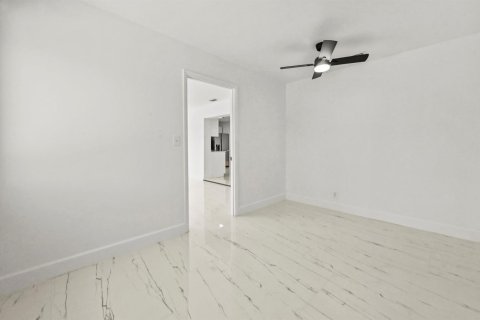 House in Lake Worth, Florida 4 bedrooms, 170.85 sq.m. № 2253911 - photo 18