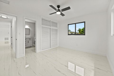 House in Lake Worth, Florida 4 bedrooms, 170.85 sq.m. № 2253911 - photo 25
