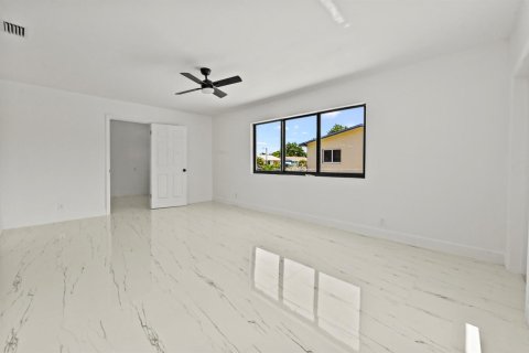 House in Lake Worth, Florida 4 bedrooms, 170.85 sq.m. № 2253911 - photo 16