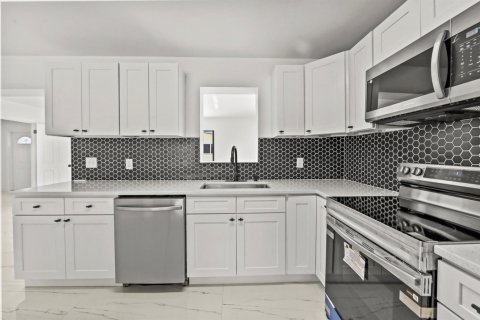 House in Lake Worth, Florida 4 bedrooms, 170.85 sq.m. № 2253911 - photo 8