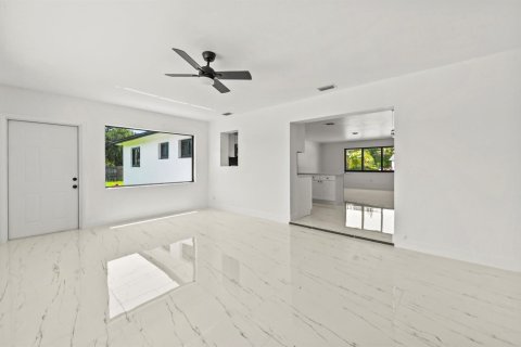 House in Lake Worth, Florida 4 bedrooms, 170.85 sq.m. № 2253911 - photo 15