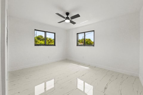 House in Lake Worth, Florida 4 bedrooms, 170.85 sq.m. № 2253911 - photo 24