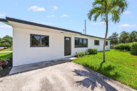 House in Lake Worth, Florida 4 bedrooms, 170.85 sq.m. № 2253911 - photo 2