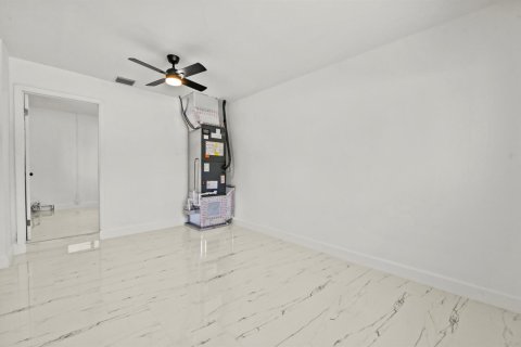 House in Lake Worth, Florida 4 bedrooms, 170.85 sq.m. № 2253911 - photo 13