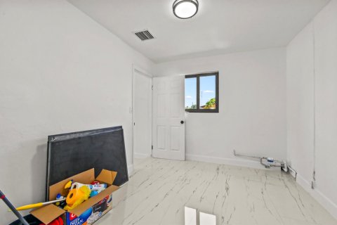 House in Lake Worth, Florida 4 bedrooms, 170.85 sq.m. № 2253911 - photo 10