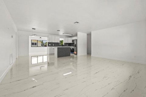 House in Lake Worth, Florida 4 bedrooms, 170.85 sq.m. № 2253911 - photo 3