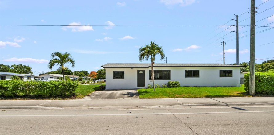 House in Lake Worth, Florida 4 bedrooms, 170.85 sq.m. № 2253911