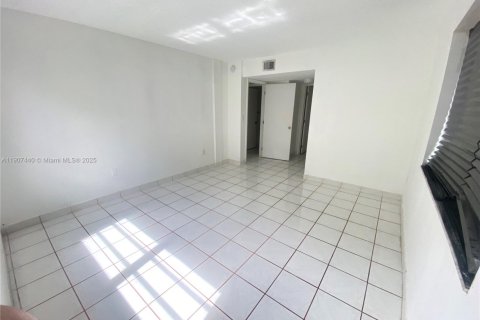 Condo in Miami, Florida, 2 bedrooms  № 1963670 - photo 14