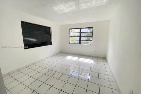 Condo in Miami, Florida, 2 bedrooms  № 1963670 - photo 13