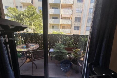 Condo in Miami, Florida, 2 bedrooms  № 1963670 - photo 7