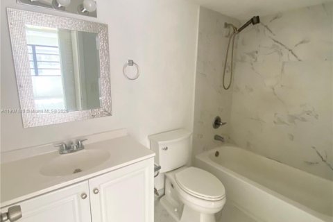 Condo in Miami, Florida, 2 bedrooms  № 1963670 - photo 16