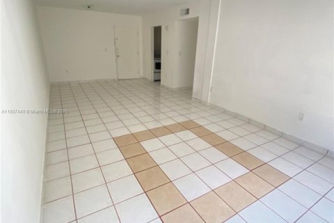 Condo in Miami, Florida, 2 bedrooms  № 1963670 - photo 5