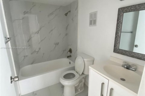 Condo in Miami, Florida, 2 bedrooms  № 1963670 - photo 11
