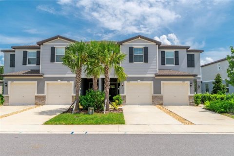 Townhouse in Land O' Lakes, Florida 3 bedrooms, 151.8 sq.m. № 1851484 - photo 1