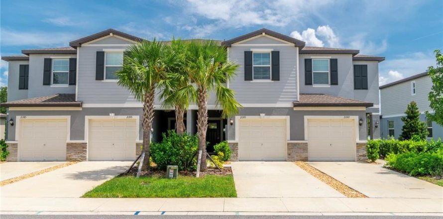 Townhouse in Land O' Lakes, Florida 3 bedrooms, 151.8 sq.m. № 1851484