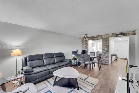 Condo in Tamarac, Florida, 1 bedroom  № 1973928 - photo 2