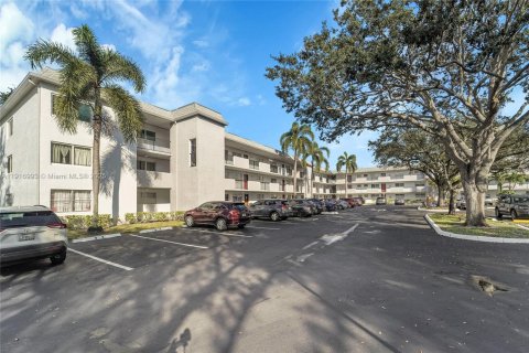 Condo in Tamarac, Florida, 1 bedroom  № 1973928 - photo 18