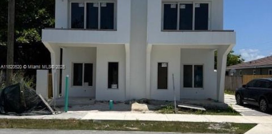 Propiedad comercial en Miami, Florida 369.75 m2 № 1781881