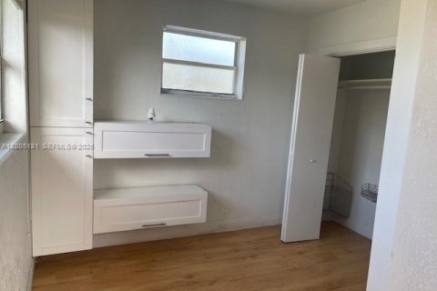 House in Dania Beach, Florida 3 bedrooms, 149.76 sq.m. № 2068791 - photo 8