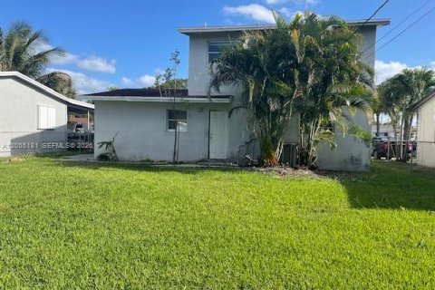 House in Dania Beach, Florida 3 bedrooms, 149.76 sq.m. № 2068791 - photo 10