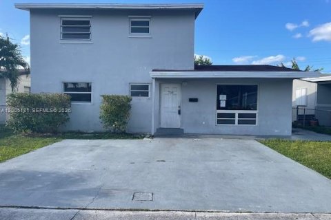 House in Dania Beach, Florida 3 bedrooms, 149.76 sq.m. № 2068791