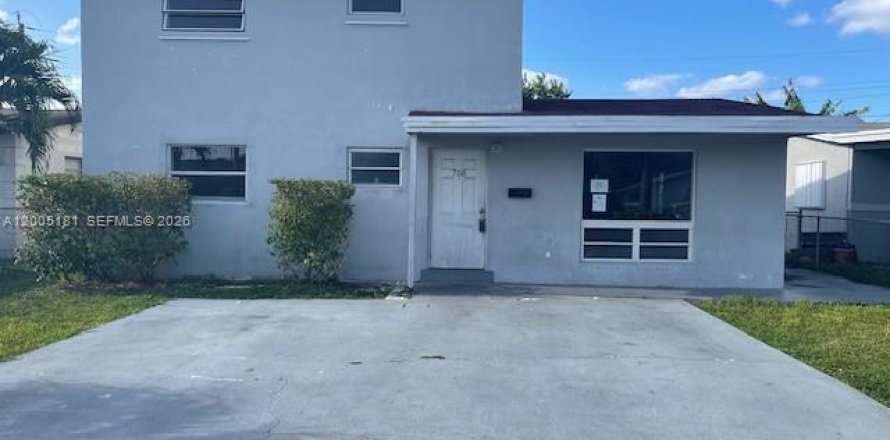 House in Dania Beach, Florida 3 bedrooms, 149.76 sq.m. № 2068791