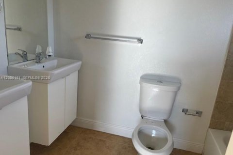 House in Dania Beach, Florida 3 bedrooms, 149.76 sq.m. № 2068791 - photo 9