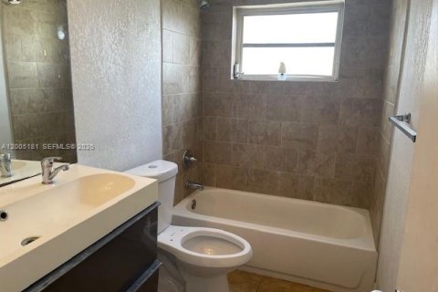 House in Dania Beach, Florida 3 bedrooms, 149.76 sq.m. № 2068791 - photo 6