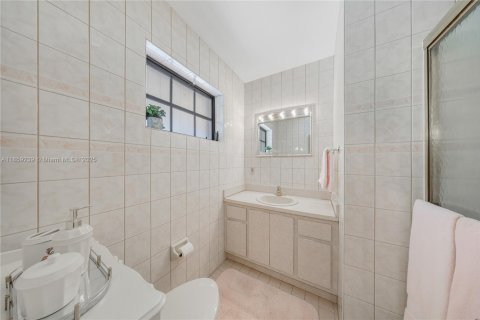 Villa ou maison à vendre à Miami, Floride: 4 chambres, 270.53 m2 № 1887490 - photo 12
