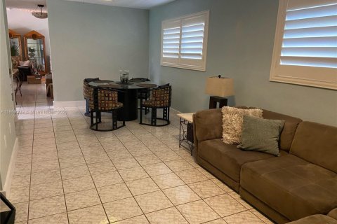House in Miami, Florida 4 bedrooms, 270.53 sq.m. № 1887490 - photo 8