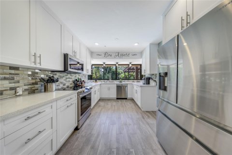 Villa ou maison à vendre à Miami, Floride: 4 chambres, 270.53 m2 № 1887490 - photo 10