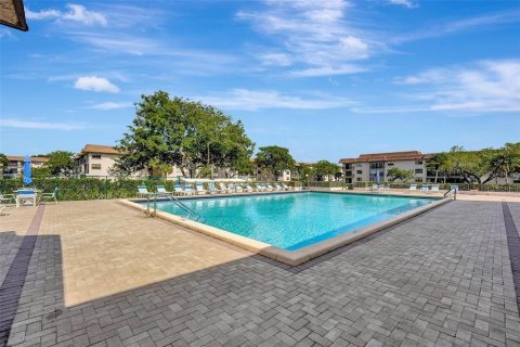 Condo in Tamarac, Florida, 2 bedrooms  № 2193918 - photo 22