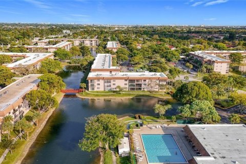 Condo in Tamarac, Florida, 2 bedrooms  № 2193918 - photo 16