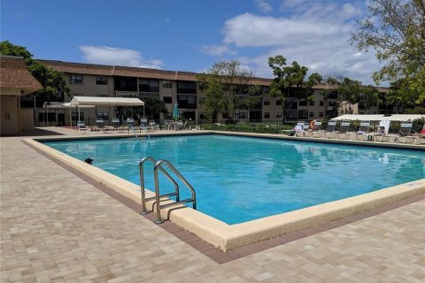Condo in Tamarac, Florida, 2 bedrooms  № 2193918 - photo 21