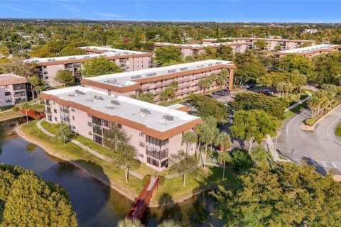Condo in Tamarac, Florida, 2 bedrooms  № 2193918 - photo 17